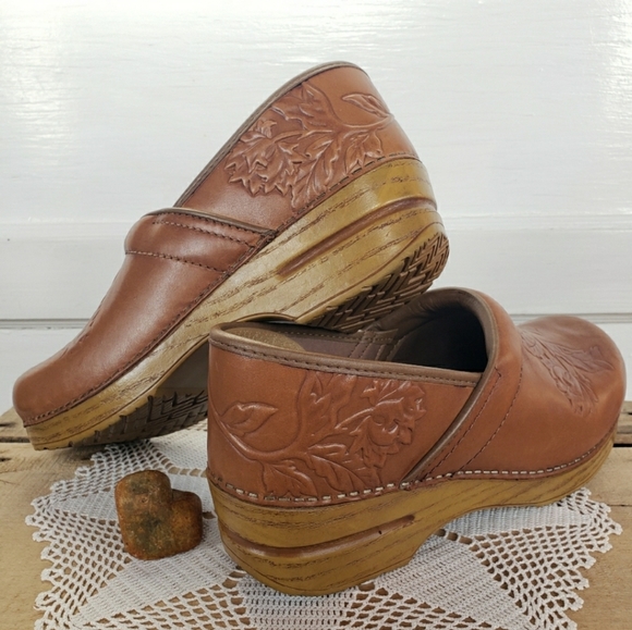 Dansko Shoes - 🌾Floral Dansko Honey Clogs☆Tooled Leaf Embossed☆EU41/ 10.5-11 US